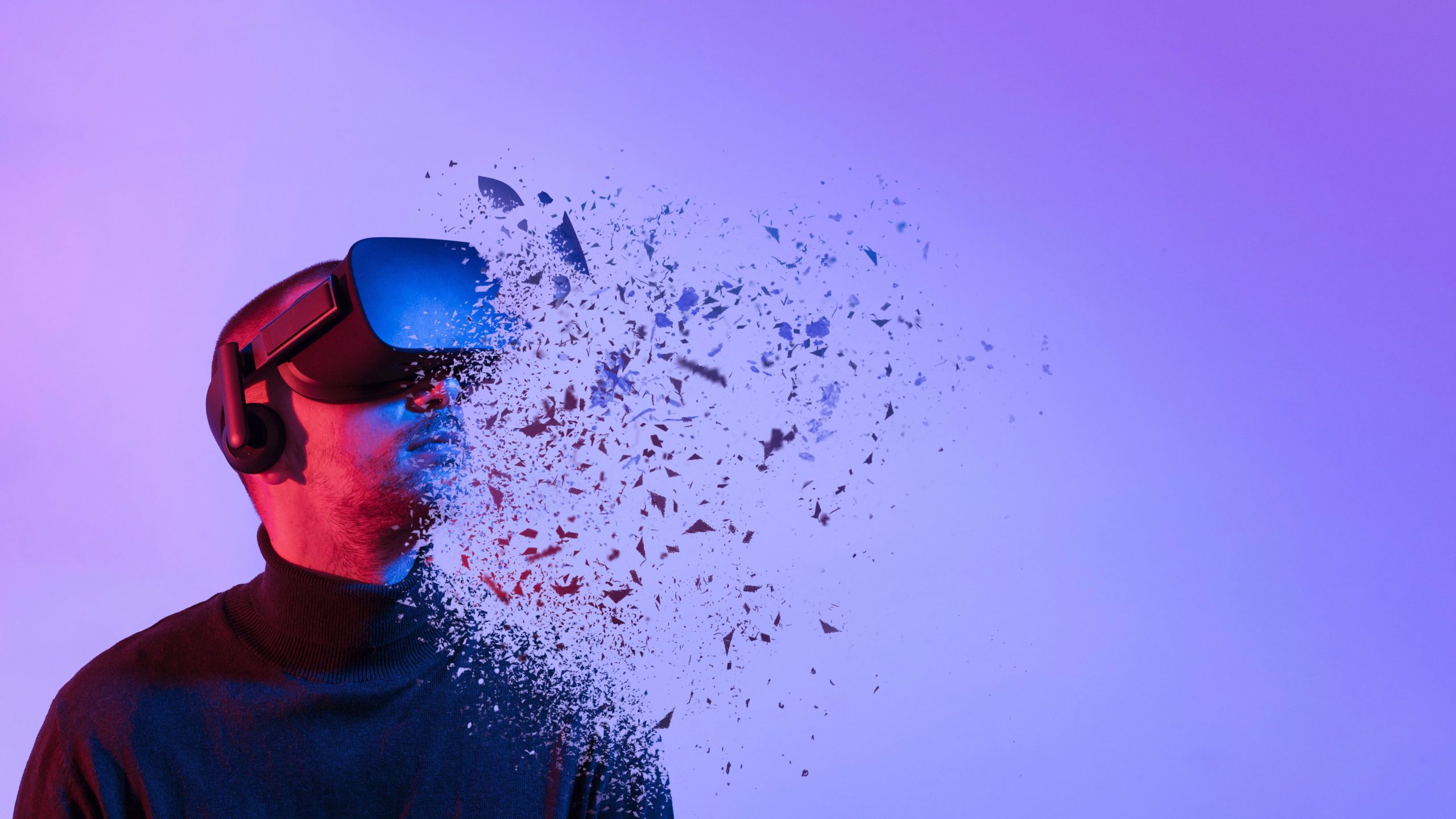 Personne portant un casque de réalité virtuelle